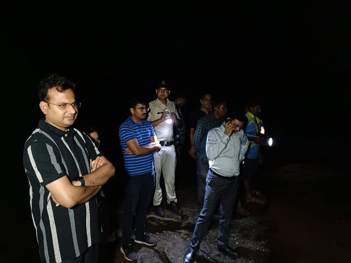 कलेक्टर सौरभ कुमार सुमन और एसपी टीके विद्यार्थी समेत पुलिस और प्रशासन के अन्य आला अधिकारी भी मौके पर पहुंचे हैं।