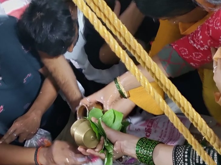 दूध से अभिषेक करते श्रद्धालु।