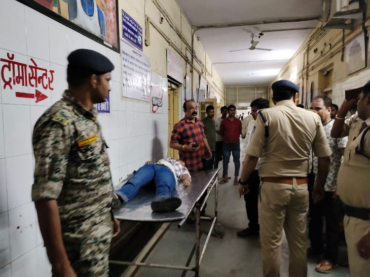 हॉस्पिटल में मृत पड़ी छात्रा अक्षया सिंह - Dainik Bhaskar