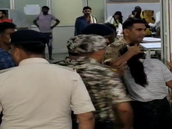 घटना की चश्मदीद घबराई छात्रा को समझाते एसएसपी