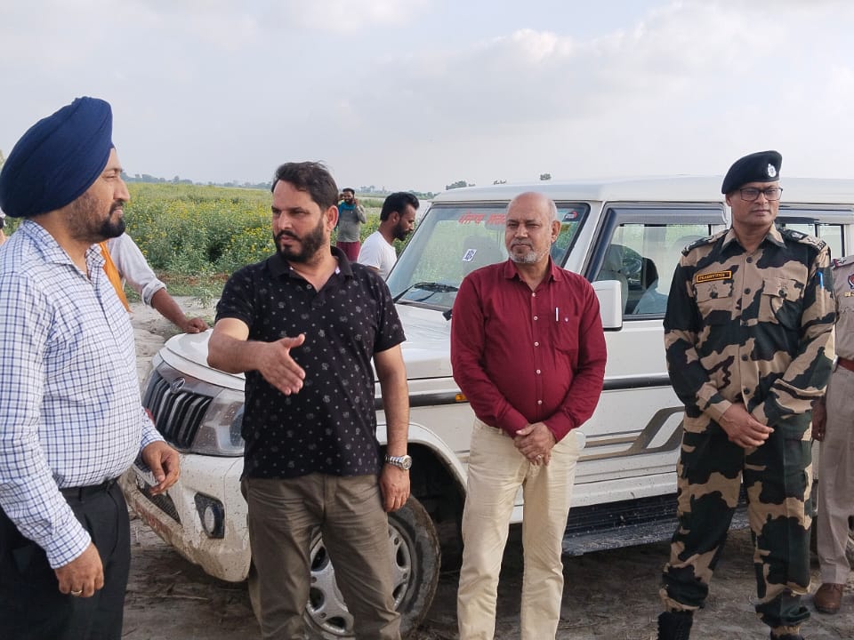 BSF के अधिकारियों से बात करते फिरोजपुर DC राजेश धीमान।