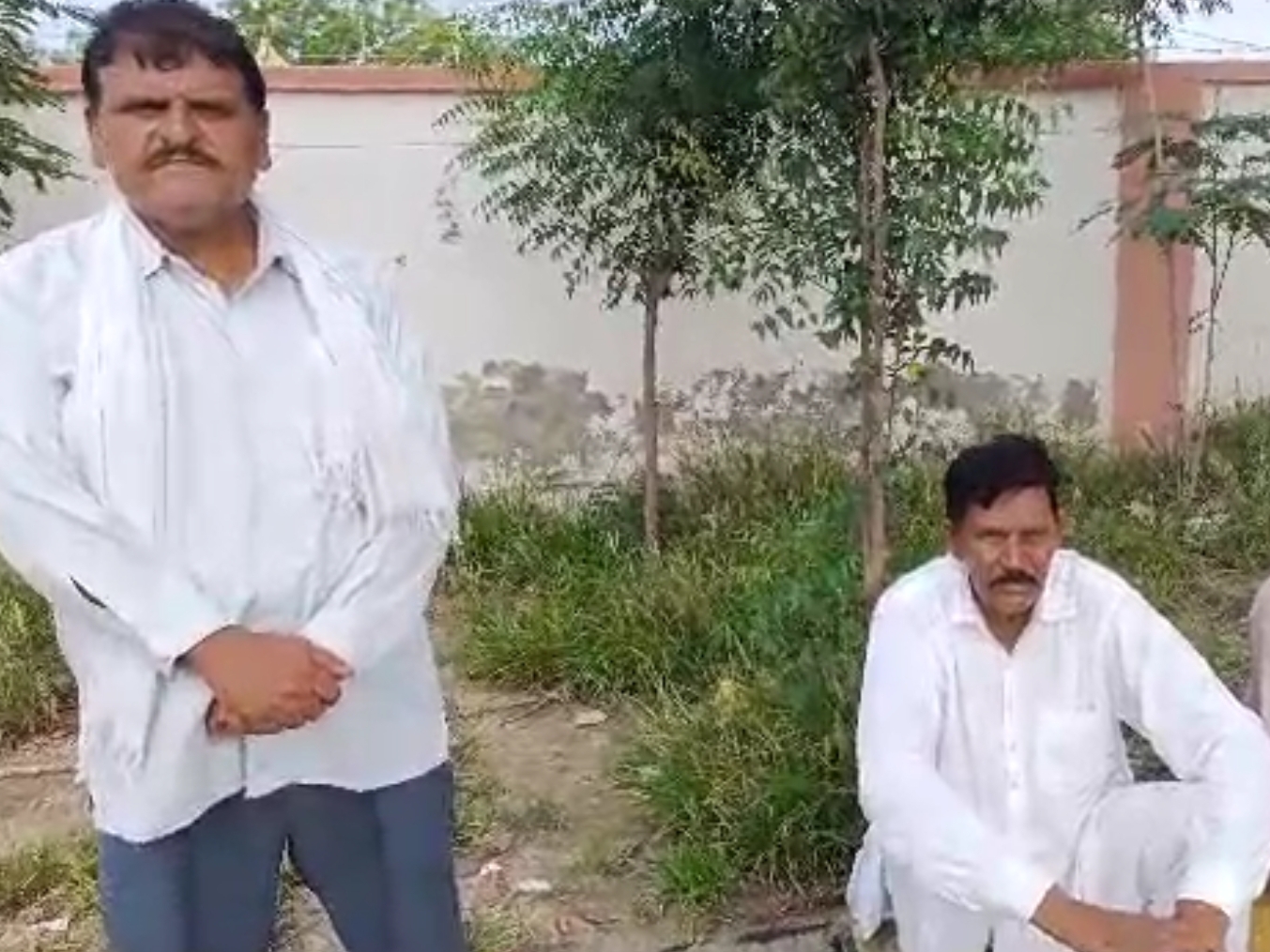 बेसहारा पशु से टकराई बाइक: सवार की मौत 2 पोस्टमार्टम हाउस में मौत की जानकारी देते परिजन।