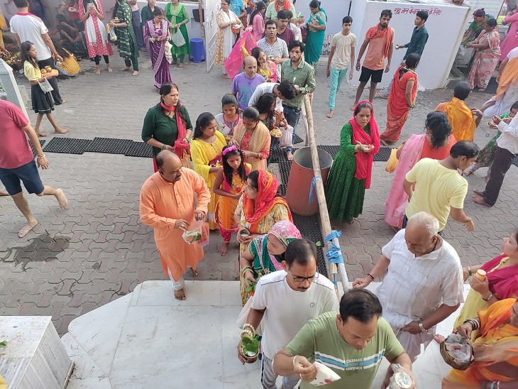 पटना के शिवालयों में सुबह से ही श्रद्धालुओं की भीड़ देखने को मिली।