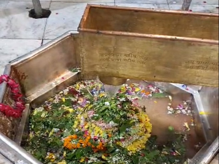 मुजफ्फरपुर के बाबा गरीबनाथ मंदिर में अरघा के जरिए हाे रहा है जलाभिषेक।