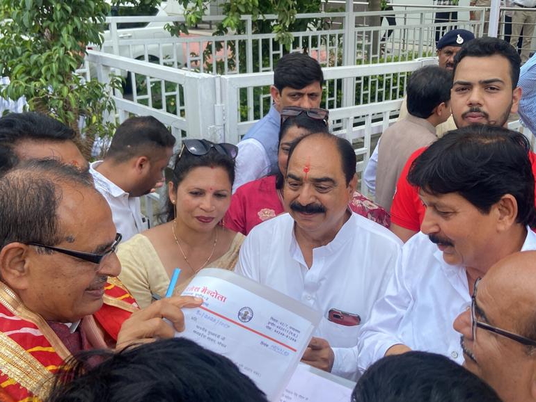 मुख्यमंत्री चौहान से चर्चा करते हुए विधायक मेंदोला एवं कुंजीर।