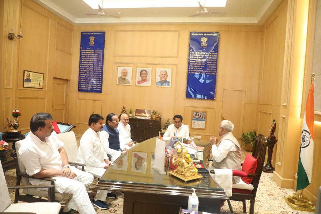 राज्यपाल मंगूभाई पटेल से मुलाकात के दौरान कांग्रेस के सीनियर लीडर्स।