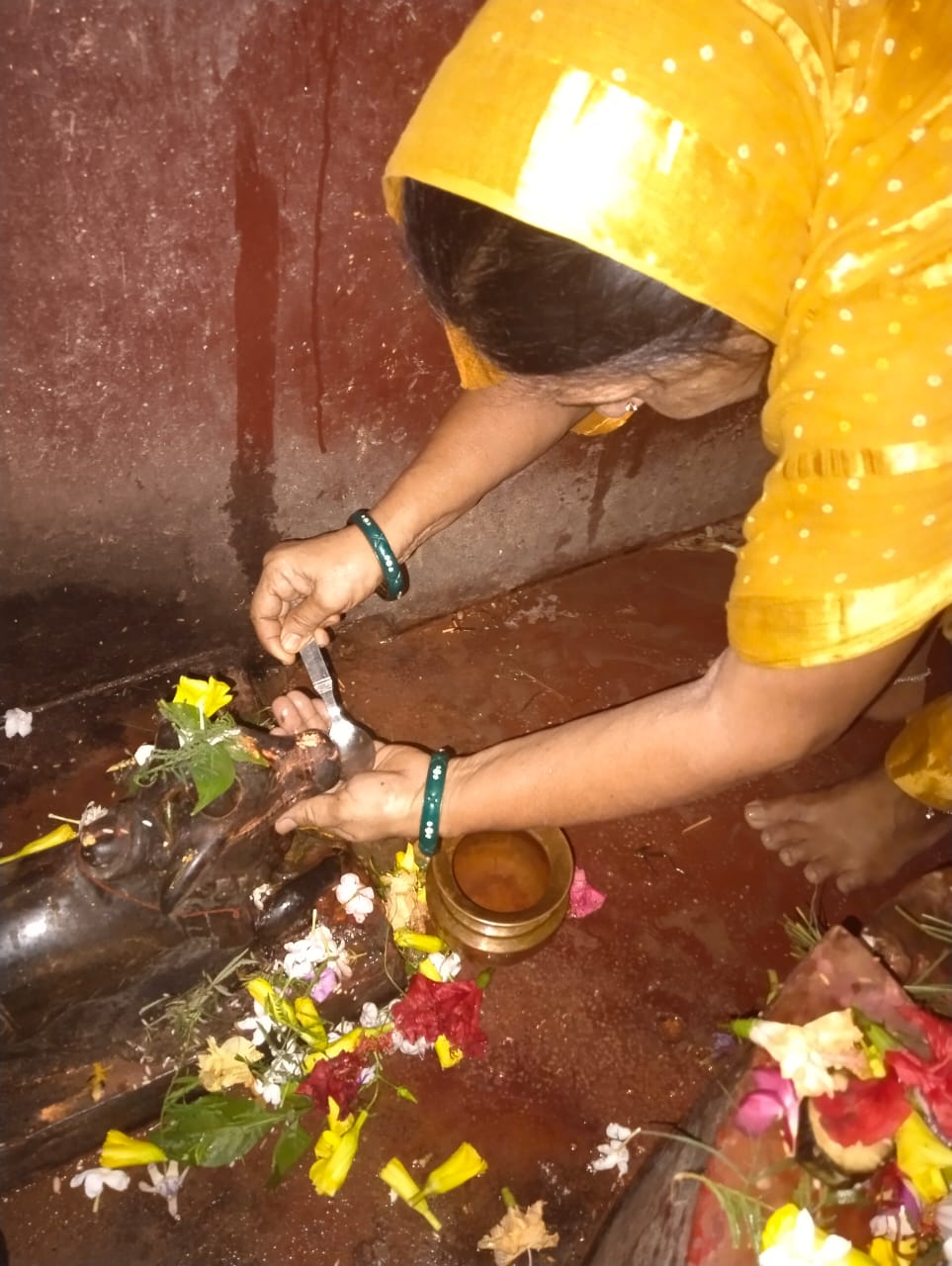 Devotees thronged the temple due to the news of Nandi Maharaj drinking