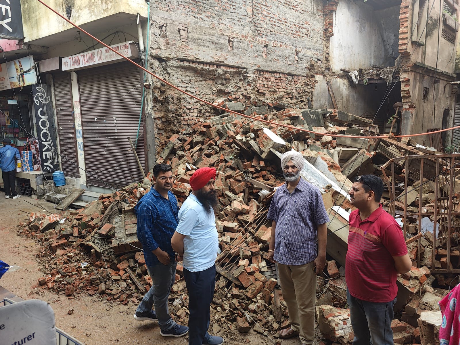 हादसे का जायजा लेते हुए नगर कौंसिल EO कमलजिंदर सिंह, तहसीलदार मनवीर सिंह व पार्षद।