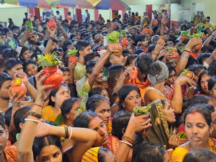 समस्तीपुर के विद्यापति धाम मंदिर में पहली सोमवारी को जलाभिषेक को लेकर उमड़ी श्रद्धालुओं की भीड़।
