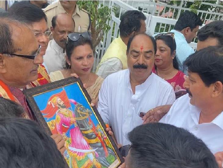 मुख्यमंत्री चौहान का विधायक रमेश मेंदोला के नेतृत्व में सम्मान करते कुंजीर। - Dainik Bhaskar