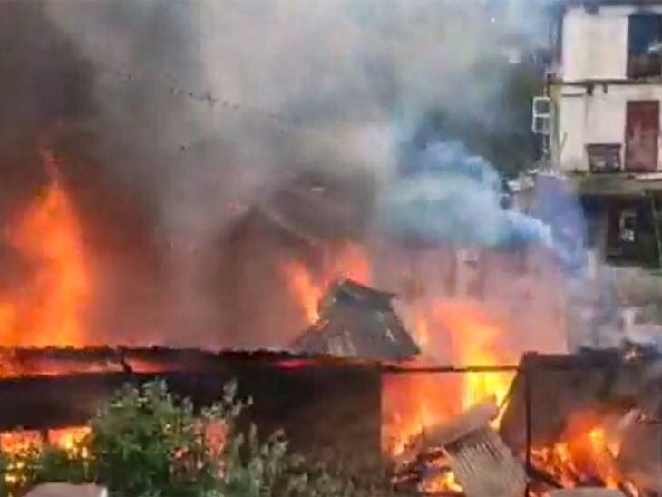 4 जुलाई को थोउबल के खंगाबोक में भीड़ ने IRB कैंप से हथियार चुराने की कोशिश की। एक घर को आग लगा दी गई। सुप्रीम कोर्ट में यह मुद्दा भी उठा।