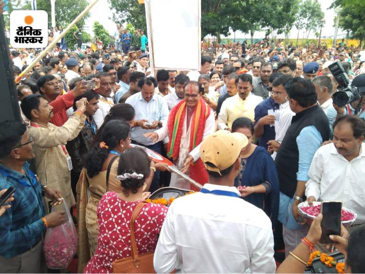 सीएम ने 25 दिव्यांग महिलाओं को गाड़ी की चाबी भेंट की।