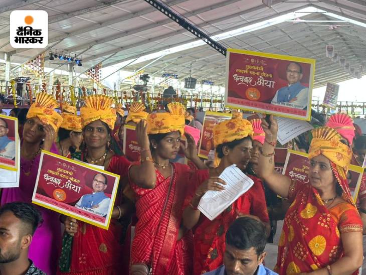 कार्यक्रम स्थल पर बड़ी संख्या में लाड़ली बहना योजना की हितग्राही मौजूद हैं।