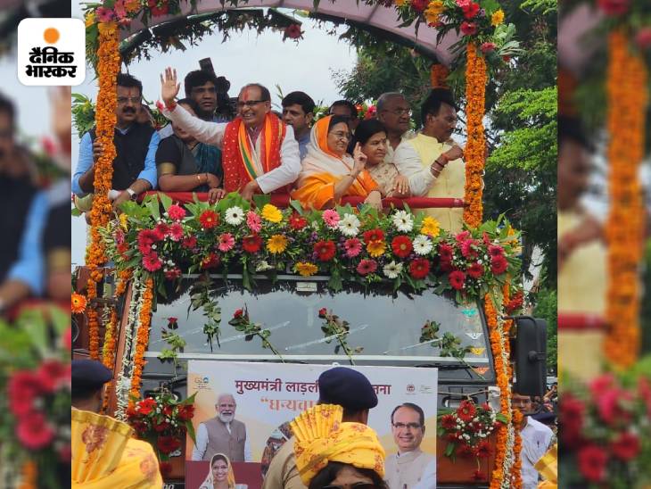 दिव्यांग महिलाओं को गाड़ी की चाबी सौंपते सीएम - Dainik Bhaskar