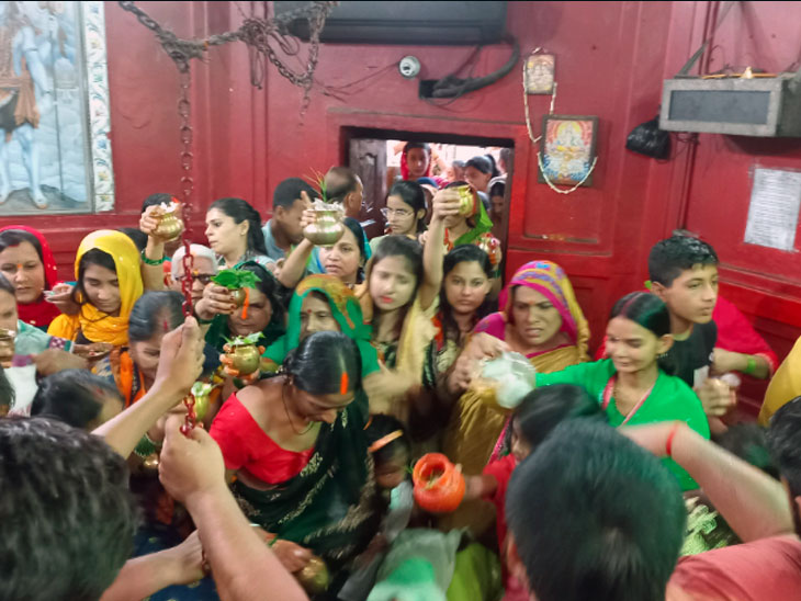 बिहटा के बाबा बिटेश्वरनाथ मंदिर में सुबह से ही जलाभिषेक के लिए उमड़ी श्रद्धालुओं की भीड़।