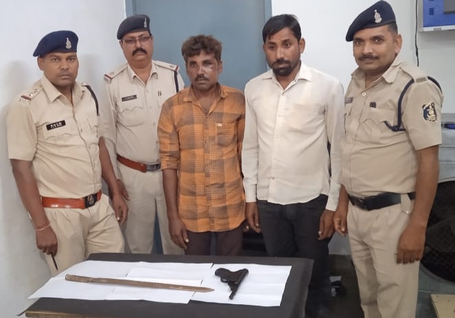 पुलिस की गिरफ्त में दोनों आरोपी, चिड़िया मारने की बंदूक भी जब्त