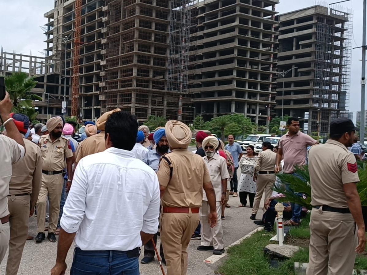 40 घंटे से पावर कट: लोग भड़के, रोड किया जाम; बिजली विभाग के खिलाफ लगाए नारे 2 एयरपोर्ट रोड पर लोगों से बातचीत करने पहुंचे पुलिस अधिकारी।