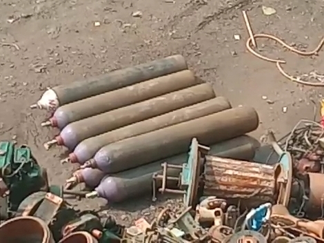 गोदाम में रखे गए अमोनिया गैस के सिलेंडर।