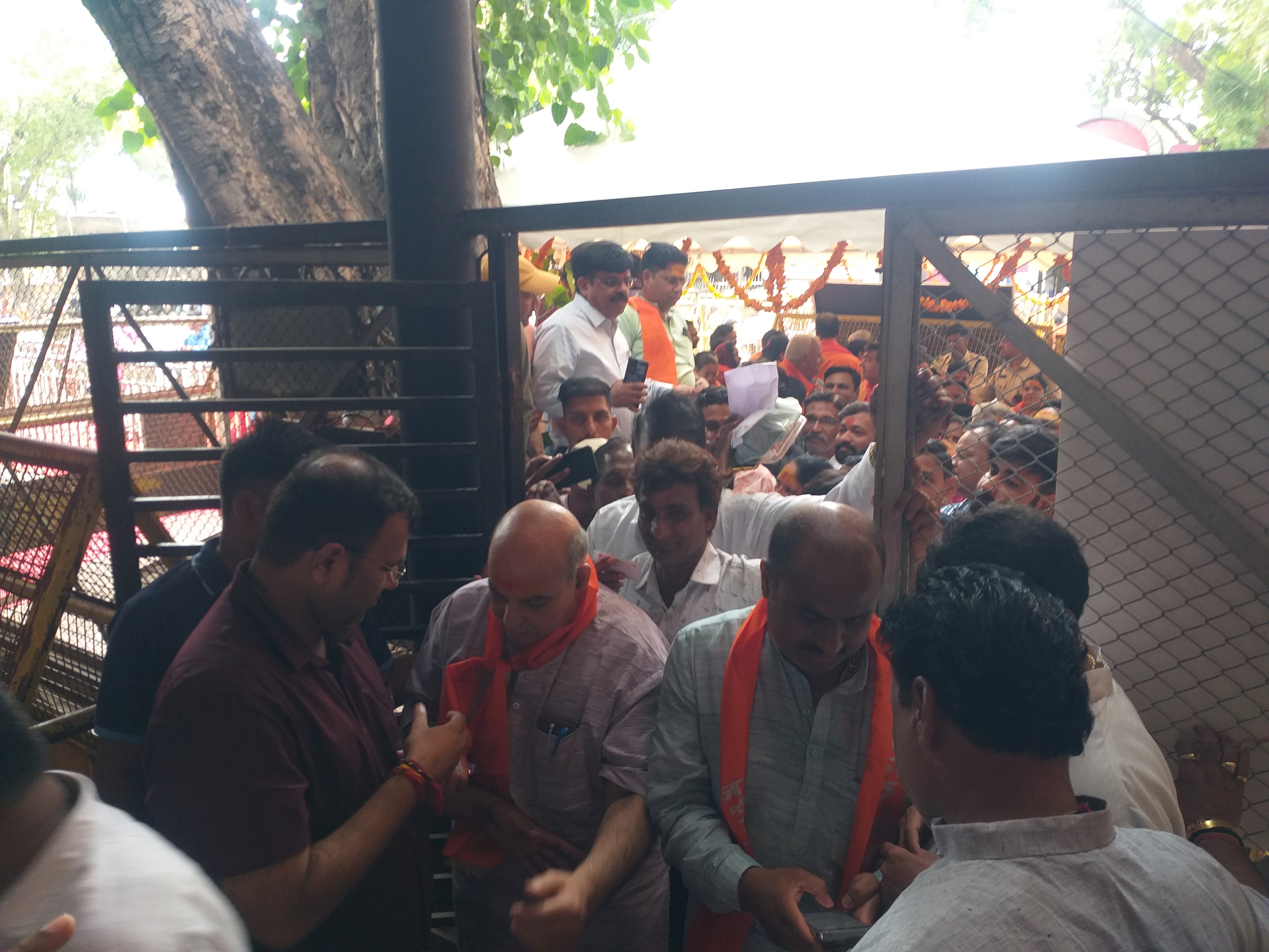 मंदिर में प्रवेश करते शहरवासी