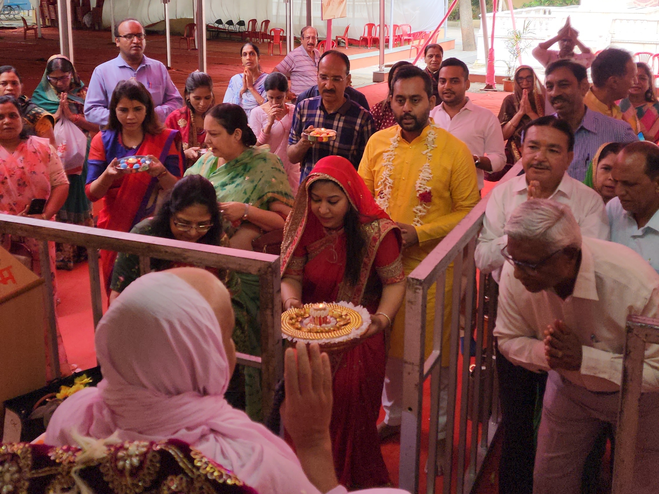 स्वामी रामदयाल महाराज की आरती उतारती श्रद्धालु।