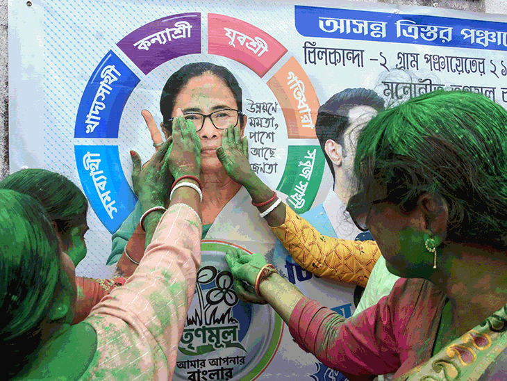 ग्राम पंचायत चुनाव में जीत के बाद जश्न मनाते TMC कार्यकर्ता।