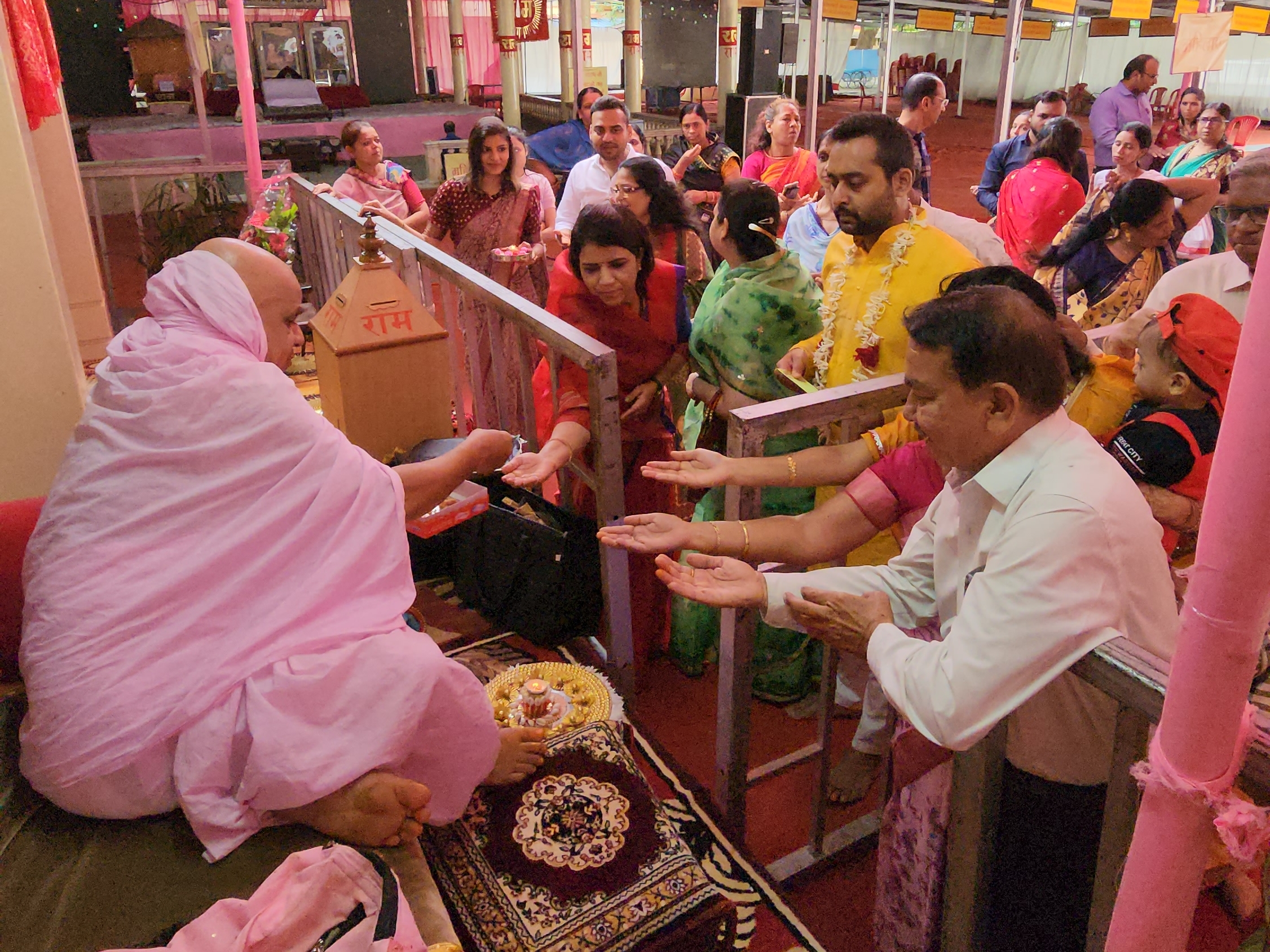 आचार्यश्री ने श्रोताओं को प्रसाद वितरित किया। - Dainik Bhaskar