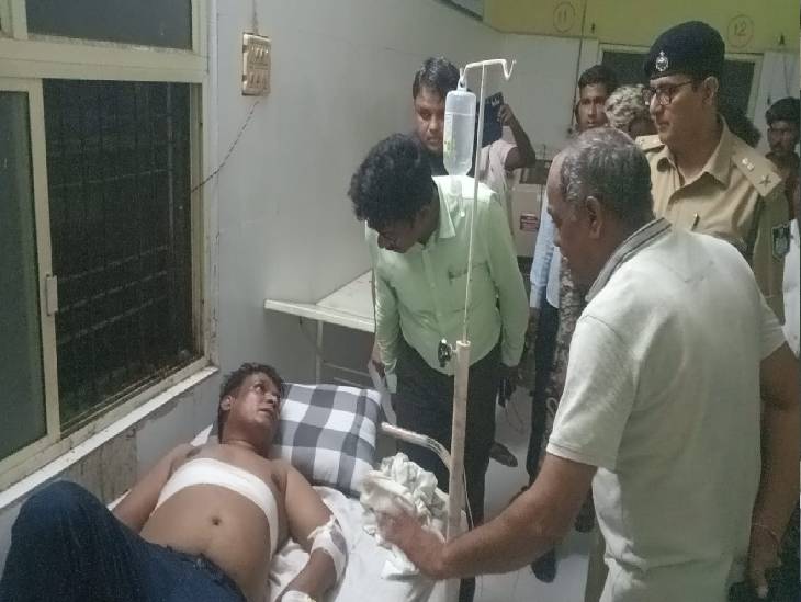 सड़क हादसे में घायल हुए लोगों को देखते हुए प्रशासनिक अफसर