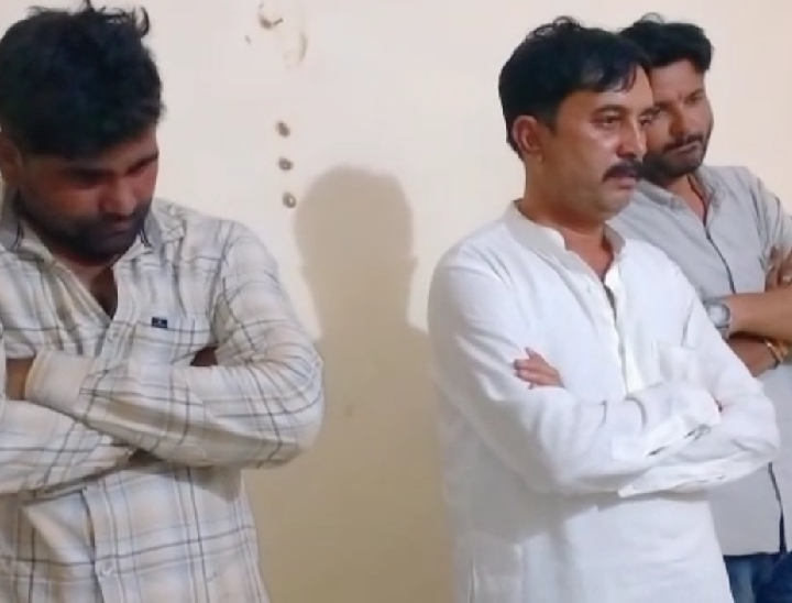 पुलिस चौकी में अपने साथियों के साथ खड़े भाजपा नेता और प्रधानाध्यापक मुकेश दुबे