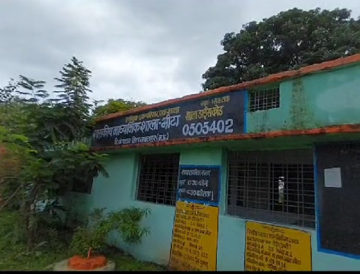 इसी स्कूल में प्रधानाध्यापक के पद पर पदस्थ हैं मुकेश दुबे