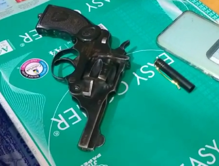 मुकेश दुबई से जप्त की गई लाइसेंसी रिवाल्वर