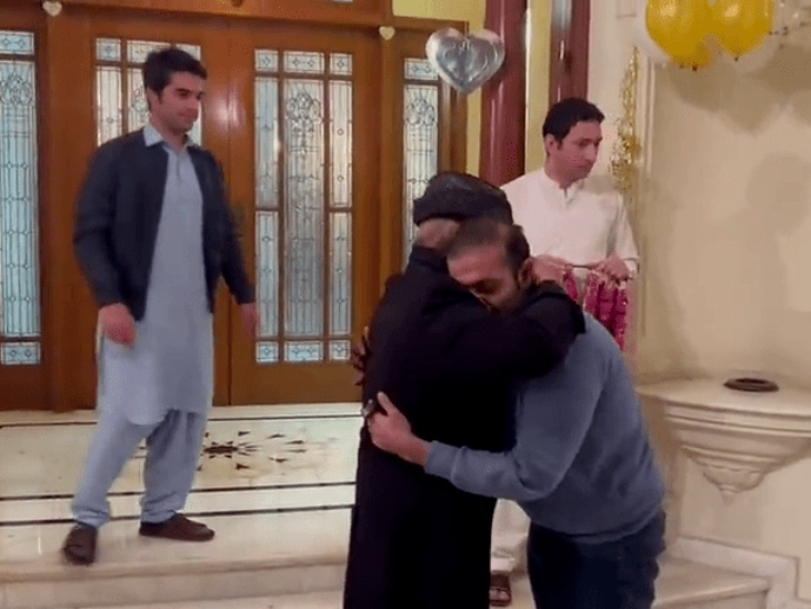 ये दिसंबर 2022 की तस्वीर है, पाक PM के बेटे सुलेमान अमेरिका से चार साल बाद पाकिस्तान लौटे थे।