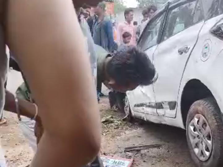 कार चालक घायल, अस्पताल भिजवाया गया।