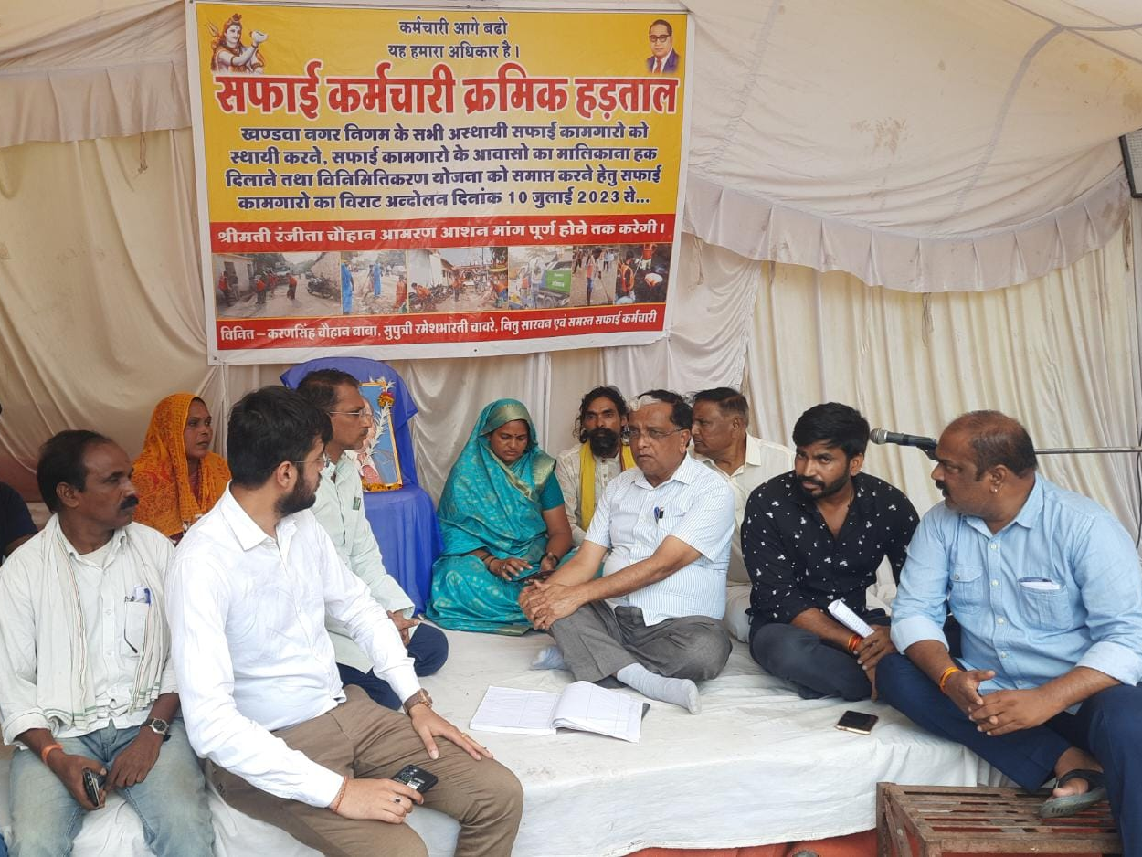 हड़ताल संगठनों से मिले कांग्रेस नेता। - Dainik Bhaskar