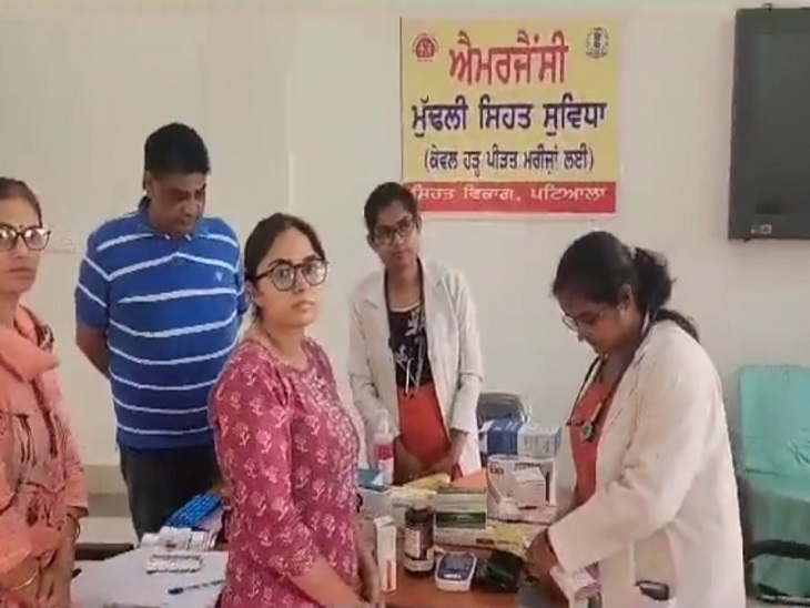 पटियाला के नए बस स्टैंड पर बनाए गए अस्थायी अस्पताल में मौजूद सर्जन व मेडिकल स्टाफ