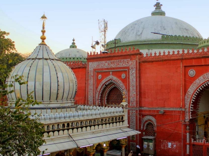 राहुल के नए घर से निजामुद्दीन औलिया की दरगाह थोड़ी ही दूर है।