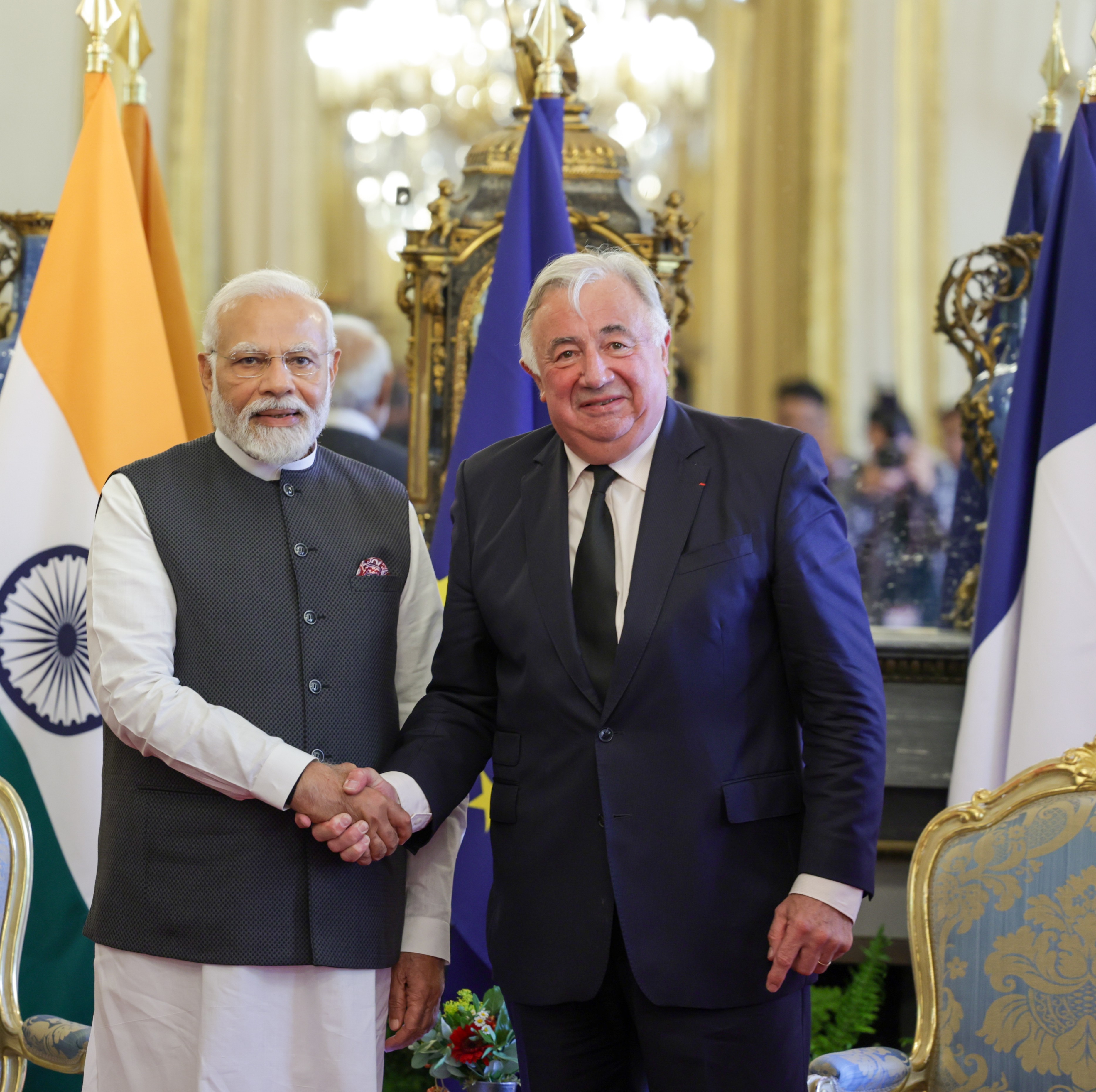 फ्रांस की सीनेट के चेयरमैन गेरार्ड लार्शर के साथ प्रधानमंत्री मोदी। दोनों नेताओं के बीच 35 मिनट चली मुलाकात में भारत और फ्रांस के बीच सहयोग के क्षेत्रों पर विचार हुआ।