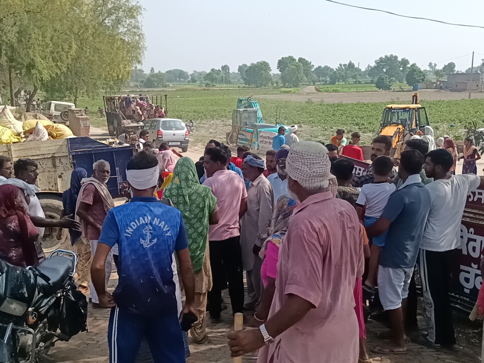 ग्राम सेवक को घेरकर उसके साथ बहसबाजी करते मनरेगा मजदूर।