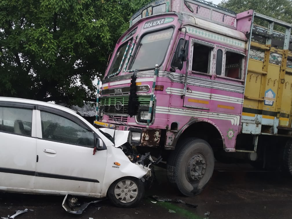 राऊ बायपास पर सड़क दुर्घटना, कई लोग गंभीर रूप से घायल