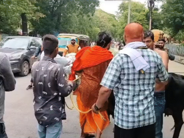 बीच सड़क इस तरह निगम कर्मियों और पुजारी के बीच होती रही खींचतान।
