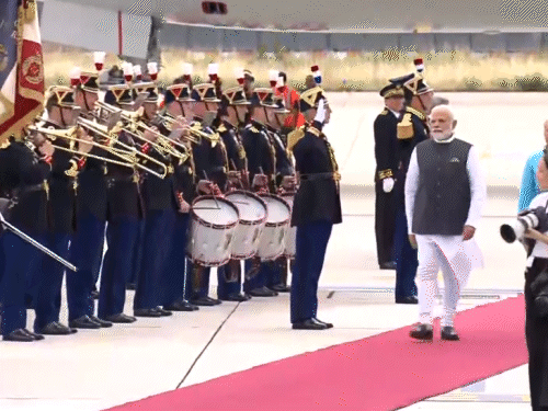पेरिस के एयरपोर्ट पर PM मोदी को गार्ड ऑफ ऑनर दिया गया।