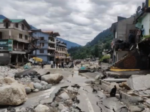 Manali Flood Situation Photos Update; Manali Kullu Rainfall | Monsoon News  | Disaster Himachal Shimla News | पर्यटन नगरी मनाली में तबाही की PHOTOS:  बाढ़ में बह गए होटल-दुकान और घर; रास्ते