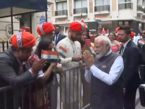 पेरिस में होटल के बाहर भारतीय मूल के लोगों ने PM मोदी का स्वागत किया।