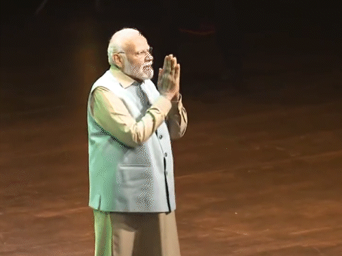 पेरिस में भारतीय प्रवासियों का अभिनंदन स्वीकारते हुए पीएम मोदी।