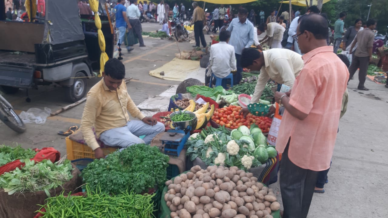 Customers moving forward by asking the price of vegetables spoiled the budget of buyers and shopkeepers | सब्जी का दाम पूछकर आगे बढ़ रहे ग्राहक, बिगाड़ा खरीदार और दुकानदारों का बजट -