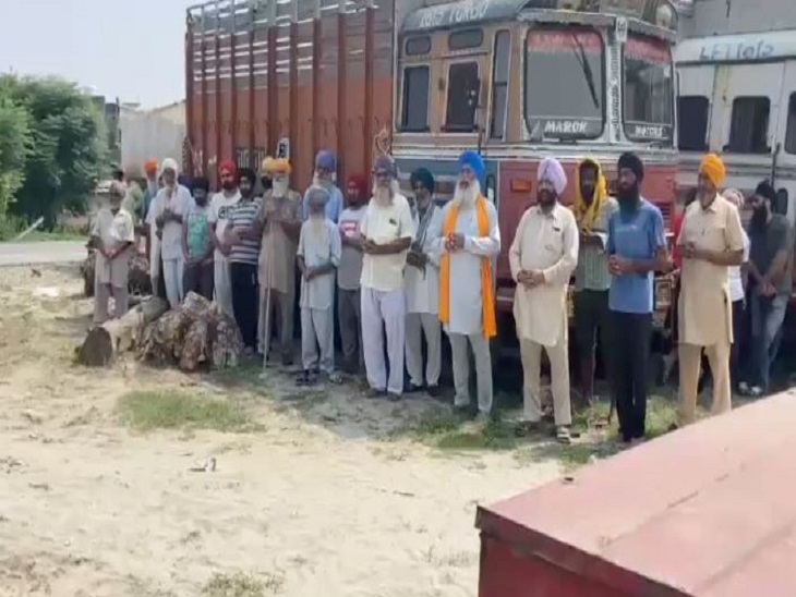 सड़क किनारे अंतिम अरदास करते गांव के लोग