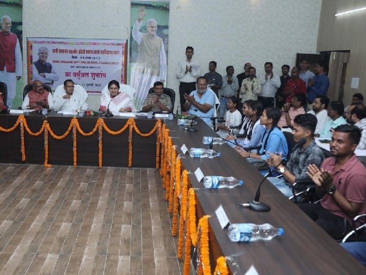 कार्यक्रम स्थल से विधायक शिशुपाल सोरी, कलेक्टर प्रियंका शुक्ला शामिल रहीं, जेईई क्वालिफाइड छात्रों से CM ने बात की।