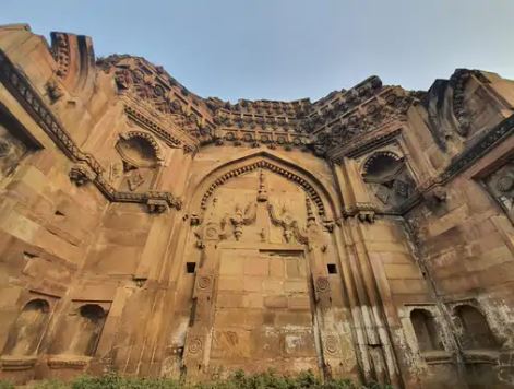 काशी-विश्वनाथ मंदिर से सटी ज्ञानवापी मस्जिद के पिछले हिस्से की दीवार है, जिस पर हिंदू धर्म से जुड़े निशान मिले हैं।