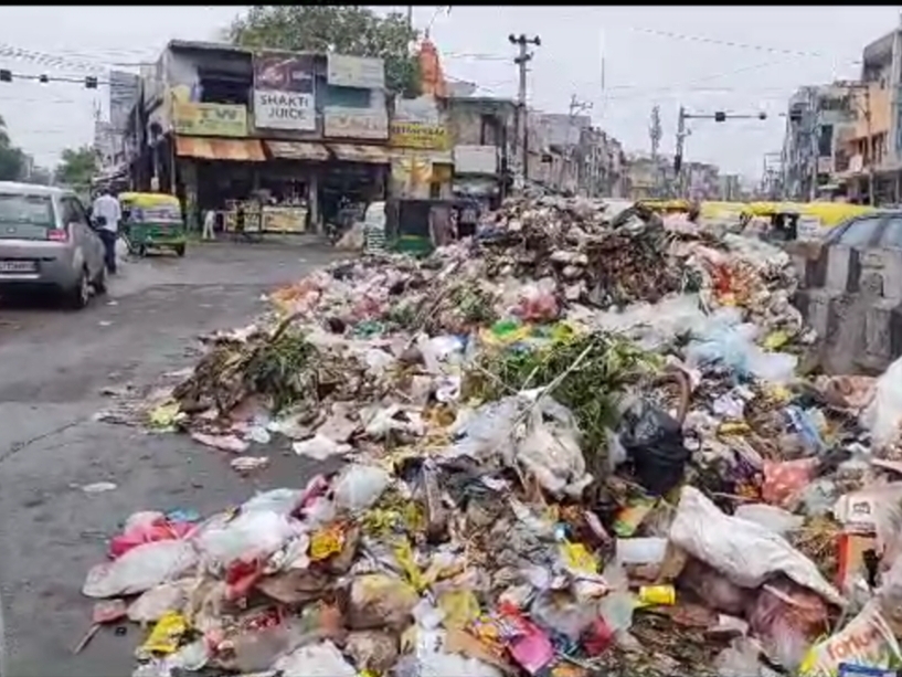 Gurugram - Garbage heaps - stink, Bhuteshwar temple kanwaria shopkeepers