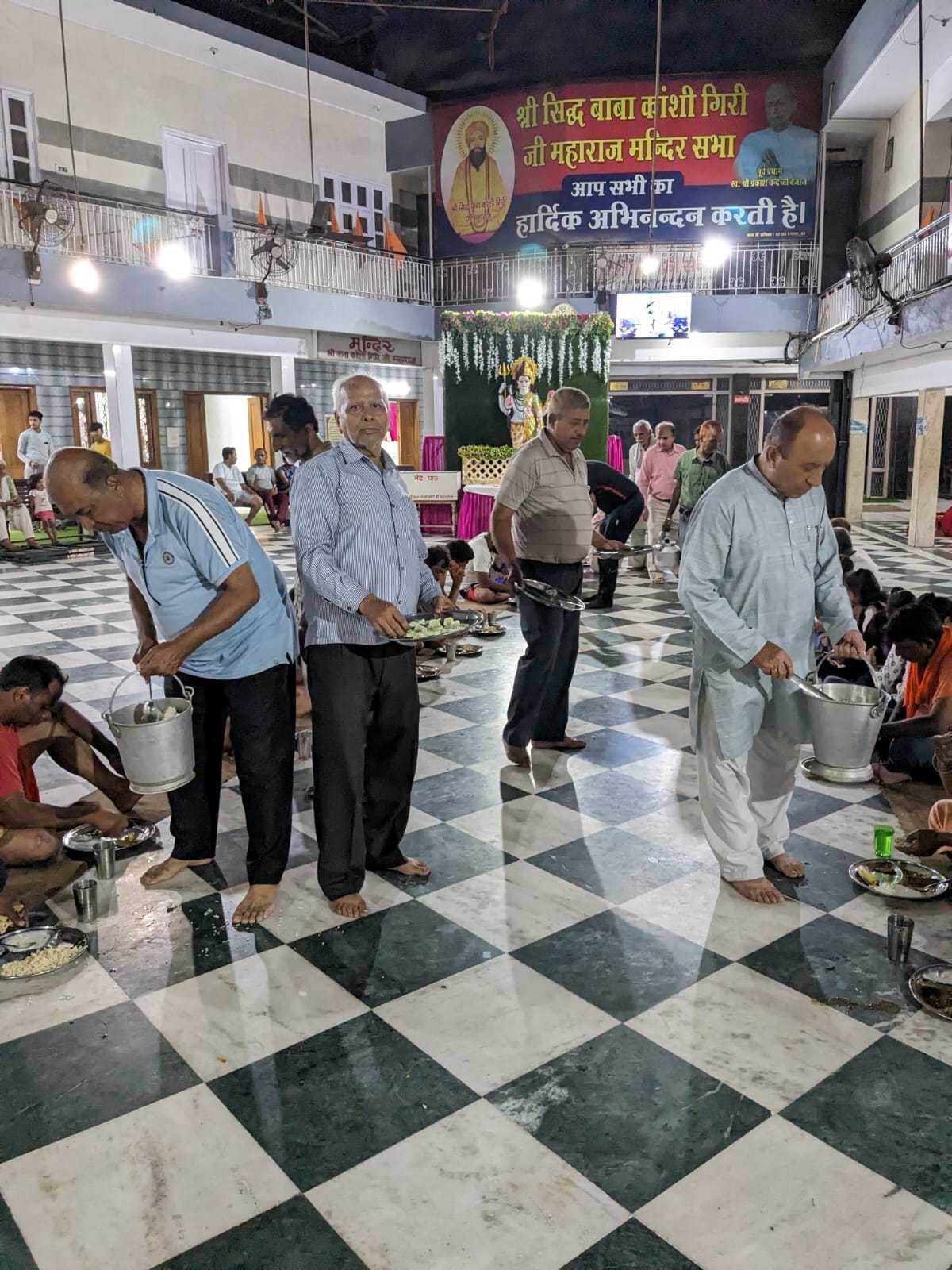 Baba is serving Kanwariyas in Kanshigiri temple बाबा कांशीगिरी मंदिर