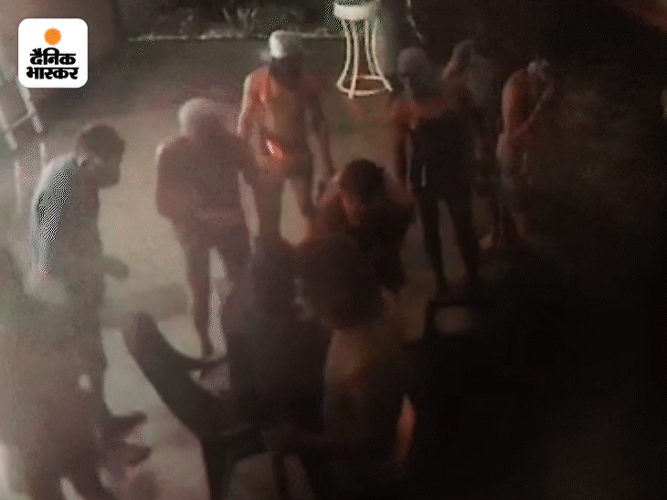 गार्ड को बंधक बनाकर उससे कैश के बारे में पूछते चड्डी-बनियान गैंग के सदस्य।